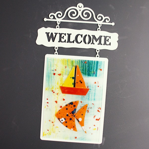 Motiv 1 Wanddeko Welcome mit orangefarbigen Fisch und Segelboot Größe L , weiß